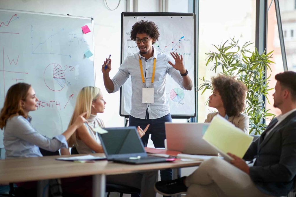 Groupe d'employés discutant autour d'une table 